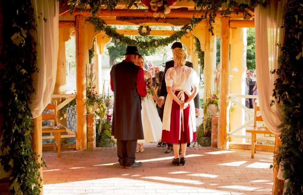 Nagłośnienie ceremonii ślubnej w plenerze – zestawy głośnikowe z akumulatorem